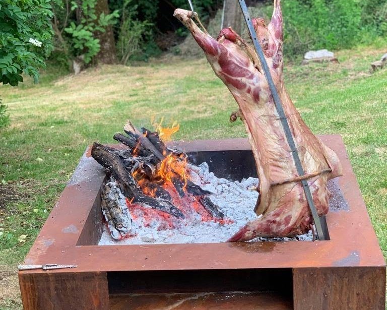 Quién no haría un asado en este fogón diseñado en Bariloche