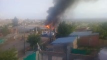 Imagen de Incendiaron la casa del hombre encontrado semidesnudo junto a su pequeña hija