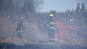 Estiman pérdidas de hasta 3 millones por el incendio de la Recicladora en Roca