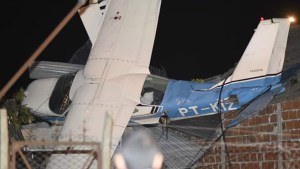 Buenos Aires: una avioneta cayó sobre una casa y los pasajeros resultaron ilesos