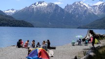 Imagen de La ocupación mapuche en lago Mascardi convive con los turistas