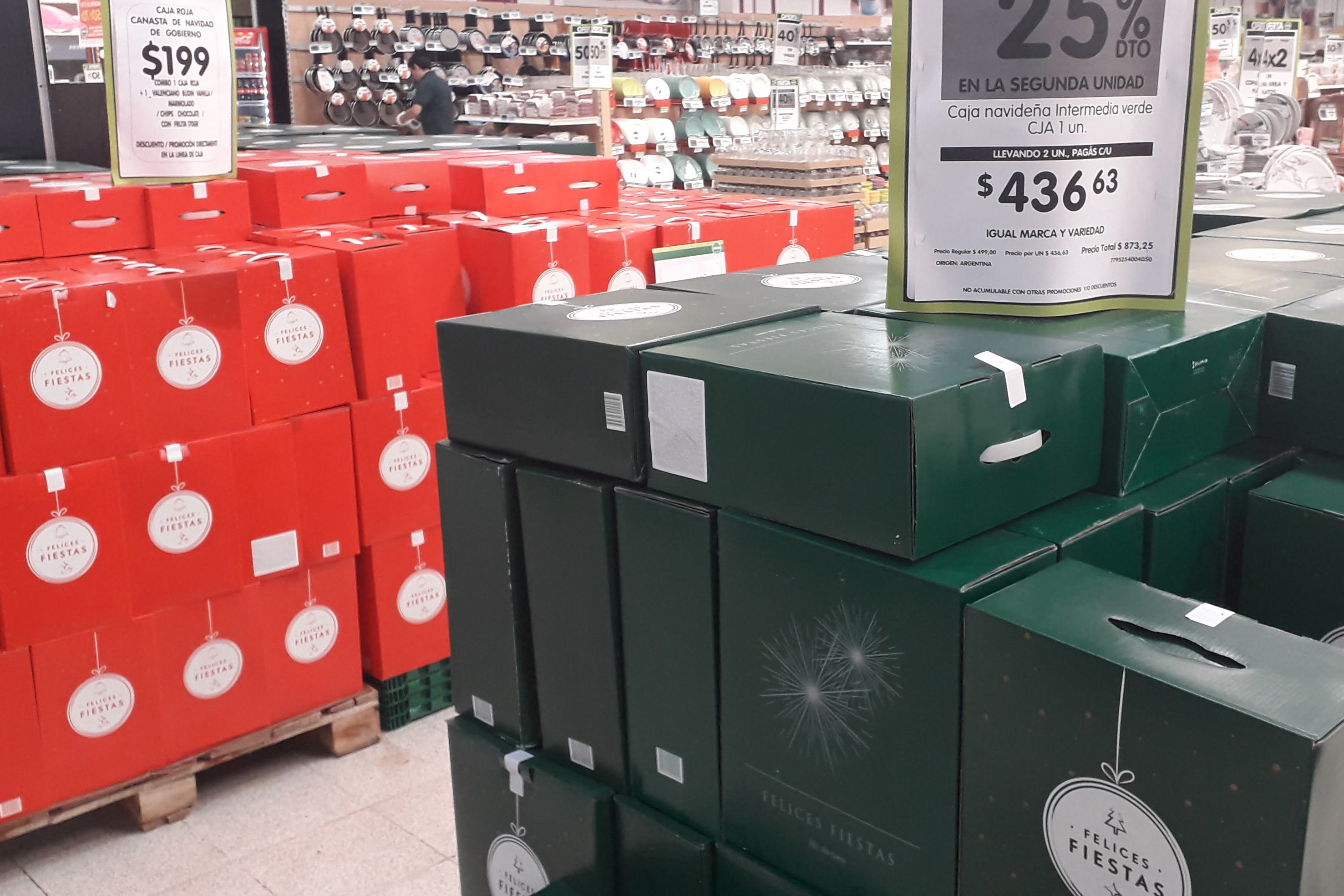 Los súper de Neuquén ya cuentan con la caja navideña que implementó el gobierno. (Foto: Juan Thomes)