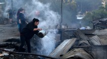 Imagen de Un incendio consumió al menos 100 casas en los cerros de Valparaíso en Chile