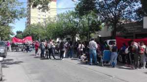 El Frente Darío Santillán reclamó en las puertas del municipio cipoleño