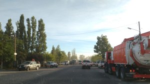 Kilómetros de fila en la Ruta 7 por un corte de los municipales de Chañar