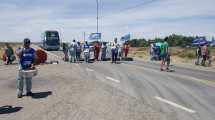 Imagen de Trabajadores del hospital cortan la Ruta 22 en Huincul