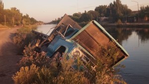 Un camionero intentó escapar de un control vehicular en la Ruta 65 y casi cae al Canal Grande