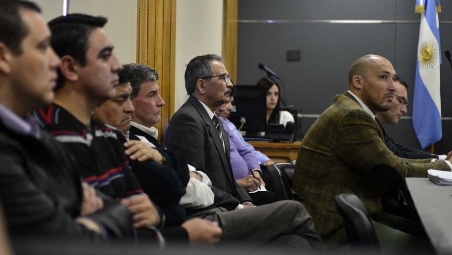 Víctor Cufré, junto a los otros jefes policiales, en el juicio que se hizo en octubre y noviembre de 2018, en el que fueron condenados por un tribunal de Bariloche. (foto de archivo)