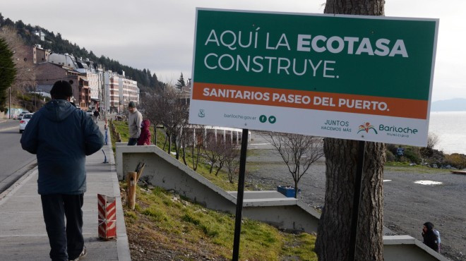 Las obras realizadas con la tasa al turista en Bariloche fueron presentadas con profusión de cartelería, como respuesta a las críticas. (archivo)