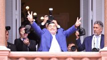 Imagen de Fernández recibió a Maradona, quien saludó desde el balcón y criticó a Macri