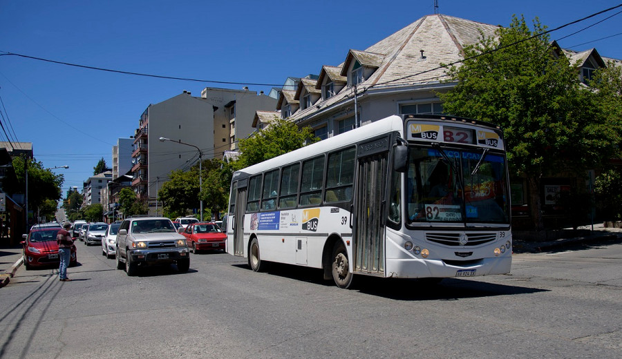 La continuidad del transporte urbano en Barilcohe depende cada vez más de los aportes municipales. (foto archivo)