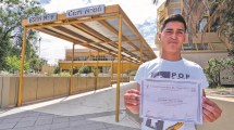 Imagen de Egresó con méritos en Roca: es el primero de toda su familia en terminar la secundaria