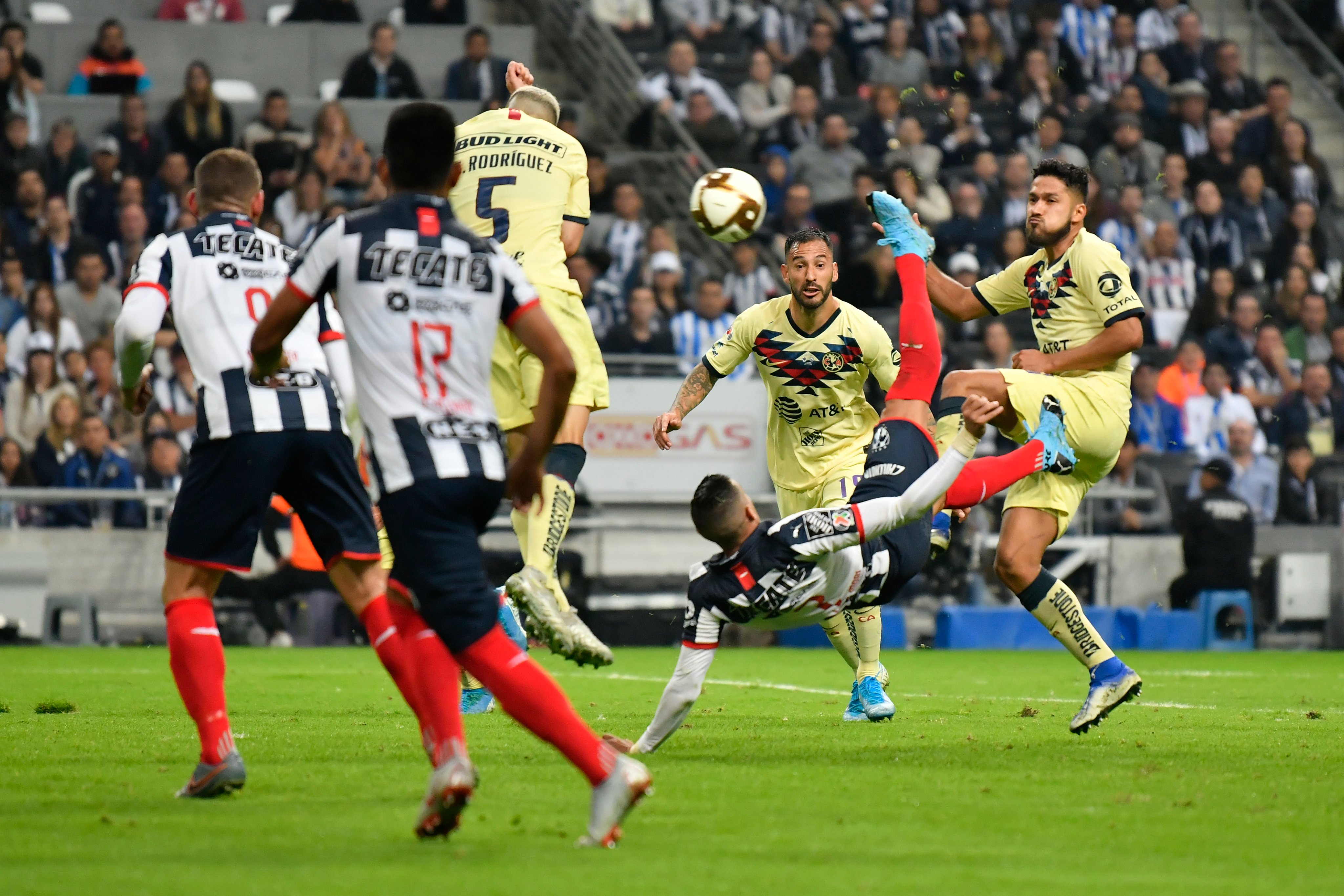 Rogelio y un gesto técnico notable para un gol clave.