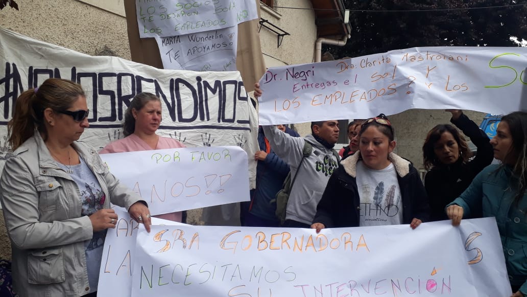 Los trabajadores del Sanatorio del Sol piden la intervención de la gobernadora.