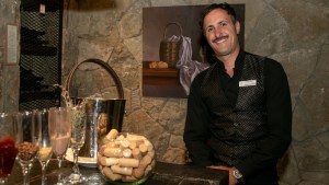 El sommelier de San Martín de los Andes que «la rompe» este verano con su show de cata de vinos