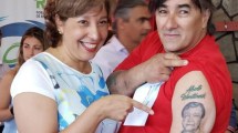 Imagen de La historia del barilochense que se tatuó la cara de Alberto Weretilneck