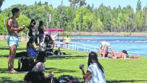 Esperan afluencia masiva a las costas del Limay este finde largo