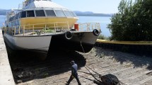 Imagen de Un catamarán histórico de Bariloche deja el Nahuel Huapi