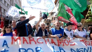 CGT y CTA en Bariloche unieron sus reclamos en una masiva marcha