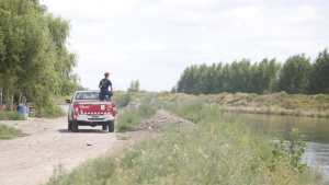 Bomberos de Cipolletti buscan a un joven que desapareció en el canal grande de Cordero