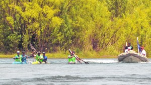 Regata del río Negro: el sello del agua se lleva en la piel