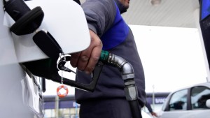 Para evitar aumento de nafta, postergan suba en un impuesto a los combustibles