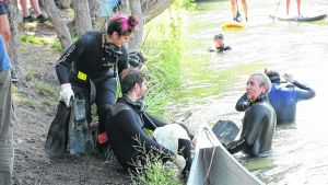 Buzos y vecinos se convocaron para limpiar las costas del Limay