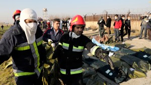 Un avión con más de 170 pasajeros se estrelló en Irán