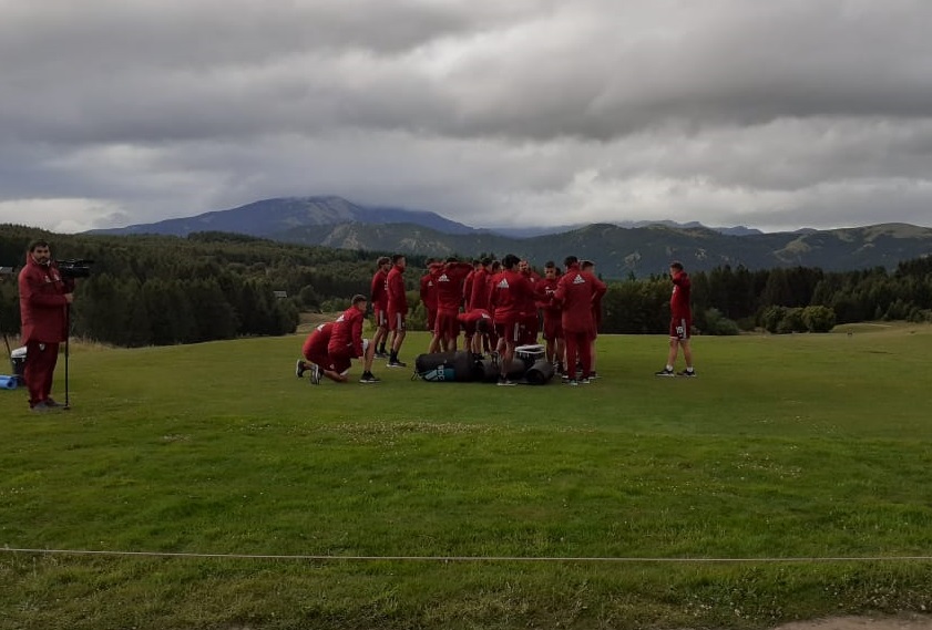 El plantel de River entrena en Chapelco Golf, bajo la conducción de Marcelo Gallardo. 