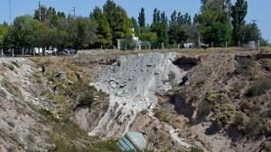 El municipio de Neuquén acusó a hormigoneras de cementar parte de la barda