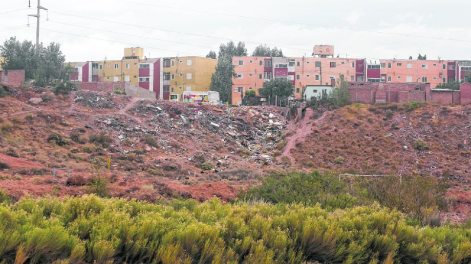 El Municipio Busca Frenar El Dano Ambiental En La Barda De Neuquen