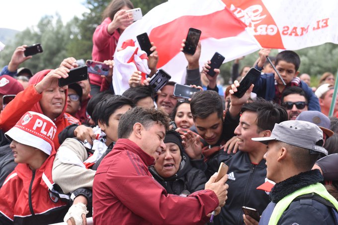 La gente del Millo se desvive por una foto con el DT. (Foto: @RiverPlate)