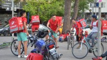 Imagen de Repartidores de Pedido Ya y Glovo de Neuquén piden mejoras laborales