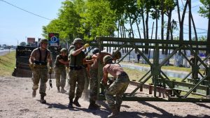 El Ejército instala el primer puente de acceso a la Fiesta de la Manzana en Roca