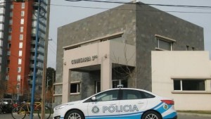 Robaron en un comercio céntrico de Roca y fueron detenidos