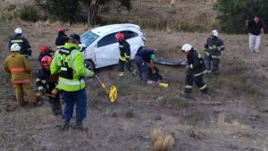 Cayó 100 metros por un barranco con su auto, pero sobrevivió