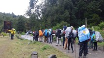 Imagen de Marchan «por la soberanía» del lago Escondido