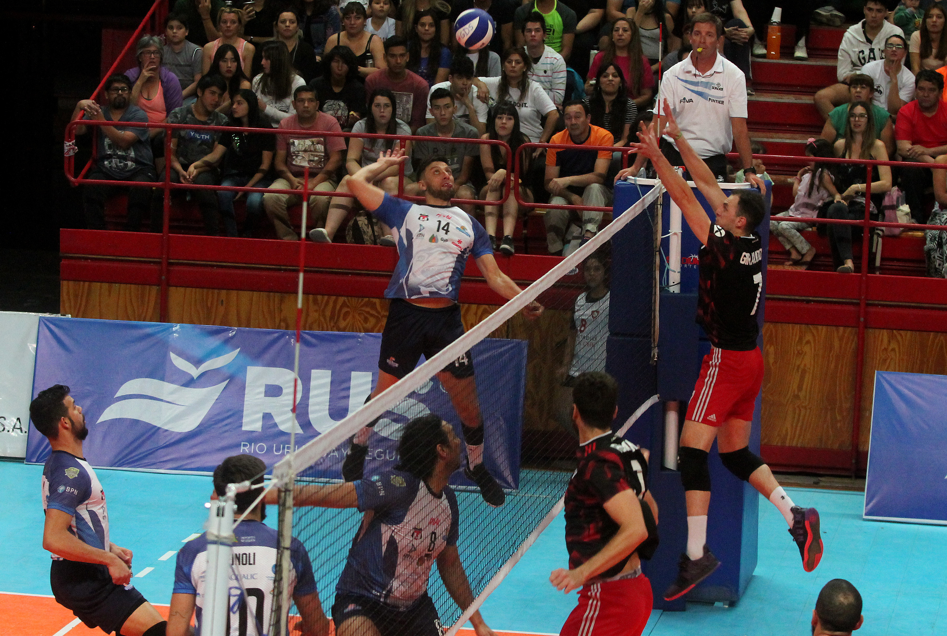 El otro partido entre ambos de esta temporada en el Ruca Che fue 3-1 para el local. (Foto: Oscar Livera)