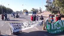 Imagen de Levantaron los cortes de rutas en Centenario, pero mañana habrá acampe