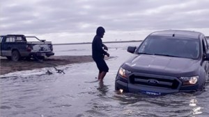 Cuando la marea te está por llevar el auto en El Cóndor… te salva Daniel