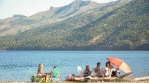 Imagen de Un día de playa agreste en el lago Meliquina