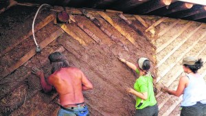 Casas de barro en la región: entre el compromiso con la ecología y la salida a la crisis