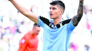 Lazio se trepó a la cima de la Serie A en una fecha marcada por el coronavirus