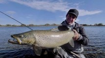 Imagen de El pescador de las truchas gigantes del Limay Medio