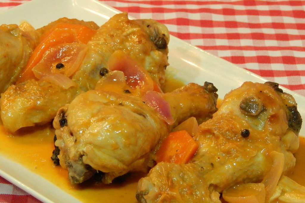 Pollo en escabeche, una receta para hacer hoy y comer el finde