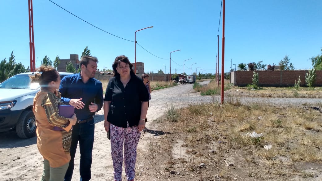 El predio para el nuevo colegio secundario de Fernández Oro, tras la recorrida de Mariano Lavin y Marta Corvalán, subsecretaria de Consejos Escolares. (Foto: gentileza)