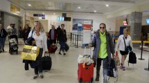 Imagen de Pese a la cuarentena, casi 400 turistas varados en Bariloche  pudieron volar a Buenos Aires