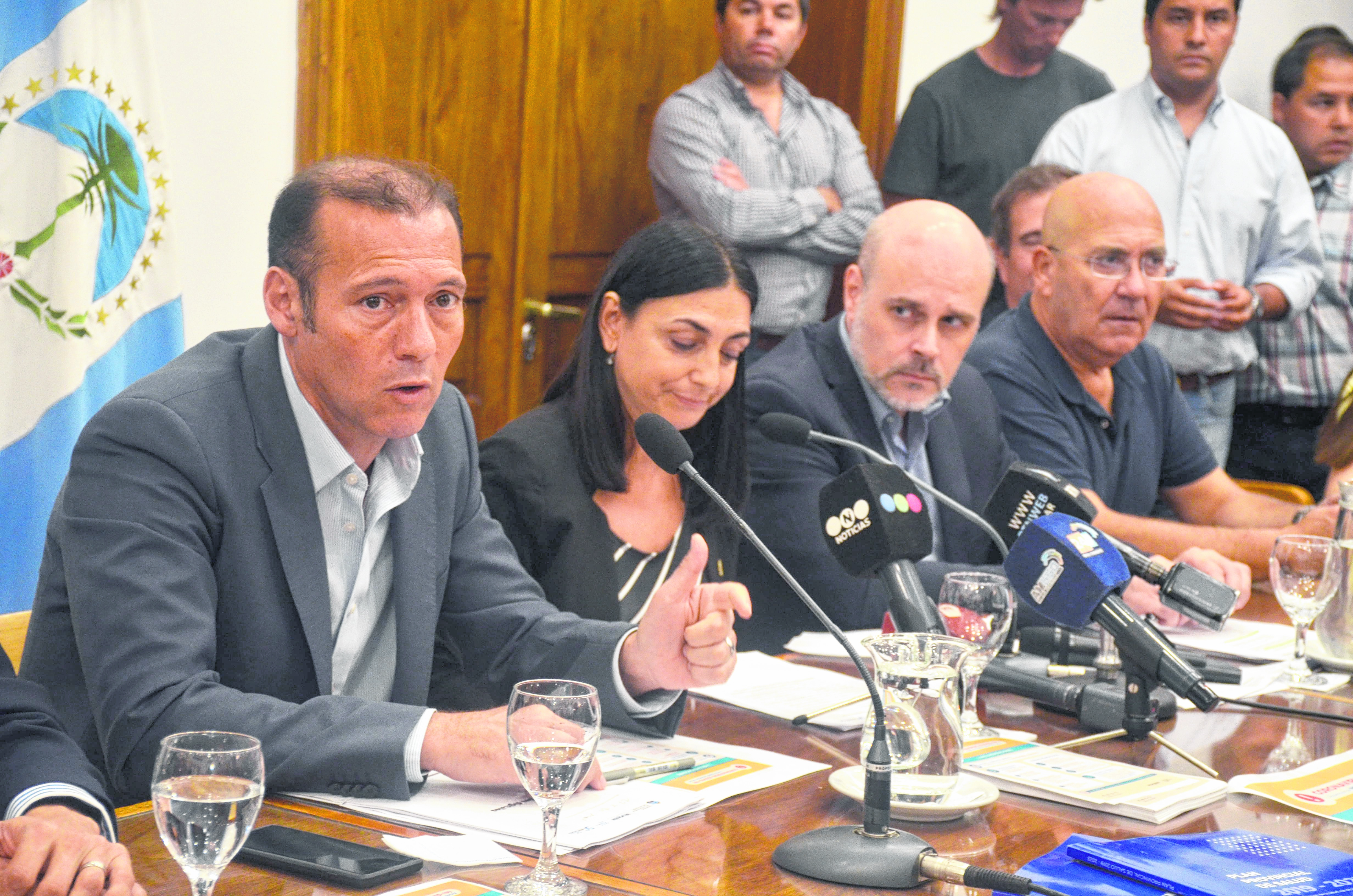 El gobernador Gutiérrez y el anuncio de la postergación tras la reunión de ayer. (Foto: Yamil Regules)