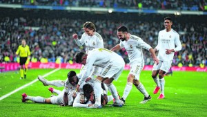 Real Madrid se quedó con el clásico ante Barcelona y lo bajó de la punta