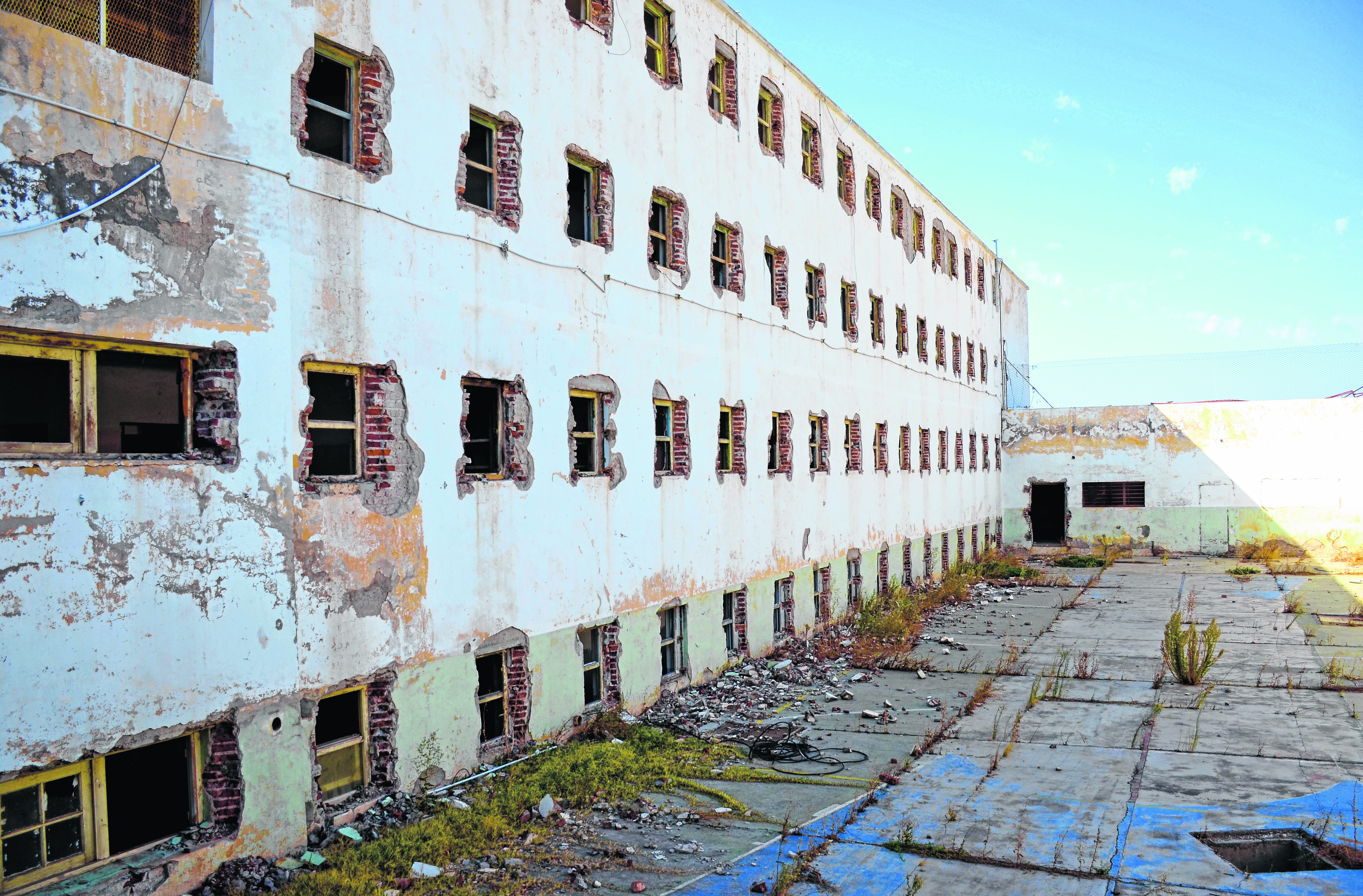 El interior del viejo edificio luce desmantelado y en ruinas, con escombros y basura.